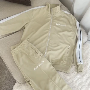 BEIGE HERR SET L - Säljer detta beige herr setet åt min sambo. Storlek XL men passar mer åt L. Helt oanvänd, nyskick. Säljer inte delarna separat. Säljer hela setet för 400 kr. Köparen står för frakten!