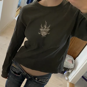 Tröja med tryck - Supersnygg grå tröja med tryck från Brandy Melville!😊Onesize men skulle säga att den sitter som s/m. Väl använd men inga defekter. Fråga gärna om du undrar över något!💞🌸