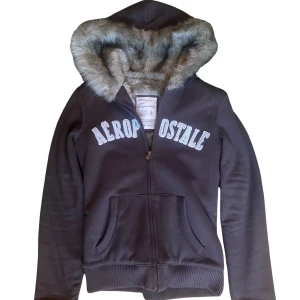 aeropostale fur hoodie - Fetaste Aeropostale hoodien med fur. Den har inga defekter och sitter som S/M😁 