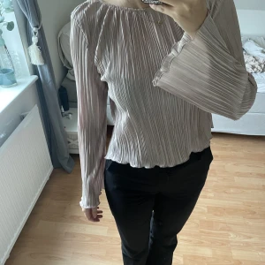 Nakd blus - Säljer denna populära blus från Nakd. Säljer då den är lite liten, har vanligtvis storlek S. Använd fåtal gånger💕