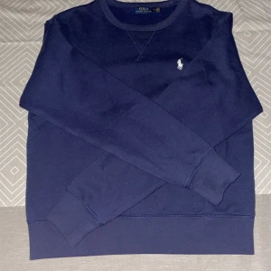 Mörkblå Ralph Lauren sweatshirt  - Sweatshirten är i mycket bra skick och är inte använd. Pris kan diskuteras. Original pris  är runt 1000kr. Kund står för frakt!