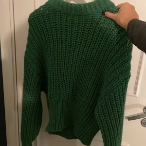 Grovstickad tröja  - En tjock stickad tröja med ballongärm och markerade handleder samt midja