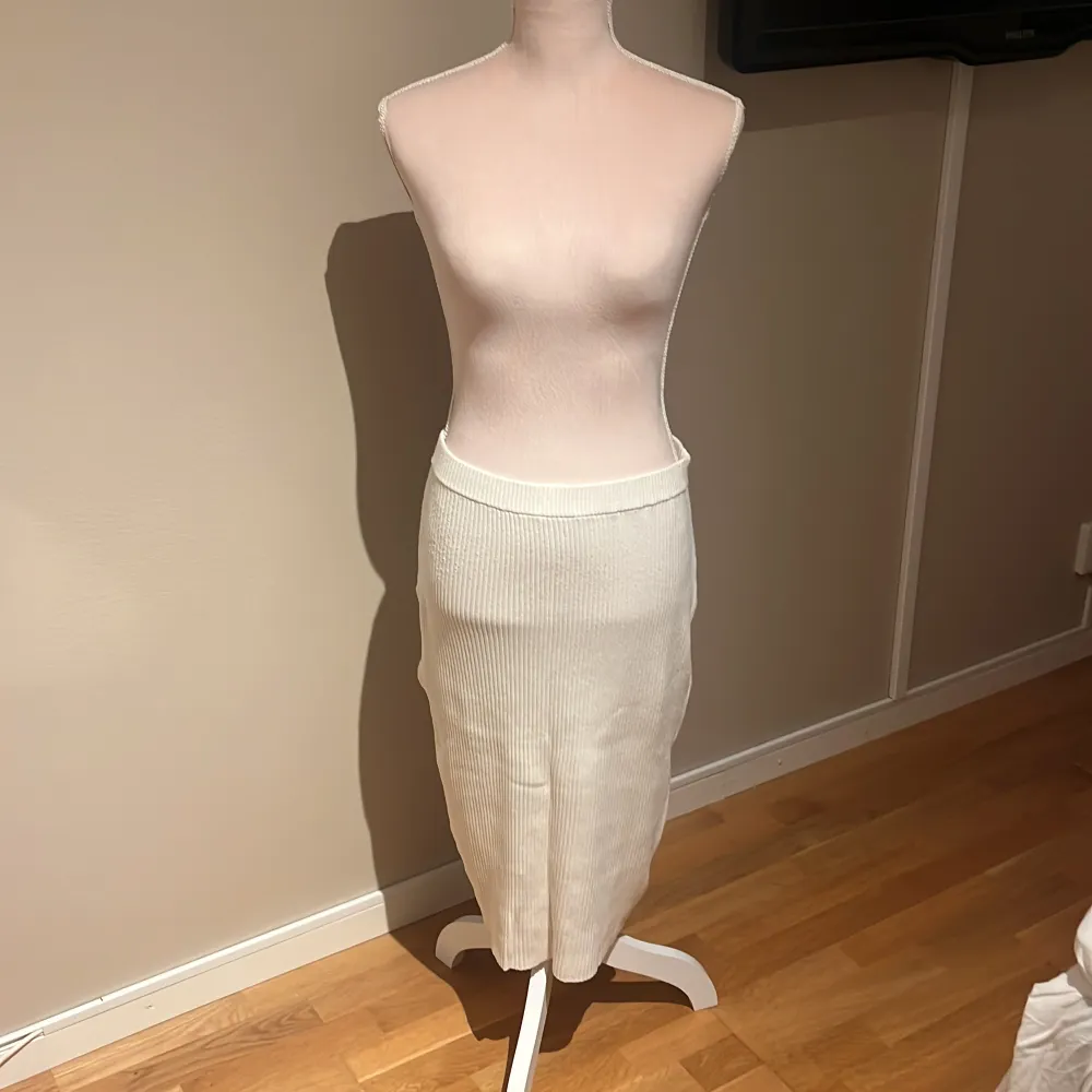 Snygg vit kjol som är använd från H&M! Frakten kostar 75kr!!!. Kjolar.