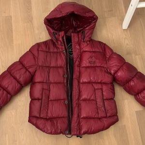 Super dry vinterjacka  - Säljer min super fina superdry jacka. Den är i jätte fint skick. Ser som ny ut. Passar perfekt till vintern då den är väldigt varm. Bara att skriva om frågor finns. Den har ett hål som knappt syns på baksidan som jag suttit en tejp bit över. Se sista bild