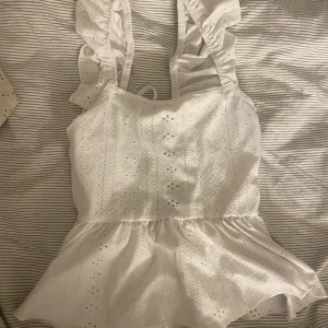 Super fin topp - Säljer min super fina topp från Shein. Använd 1-2 gånger, köpte för 100kr säljer för 70-75kr. Kan tänka mig och sänka priset beroende på lite.