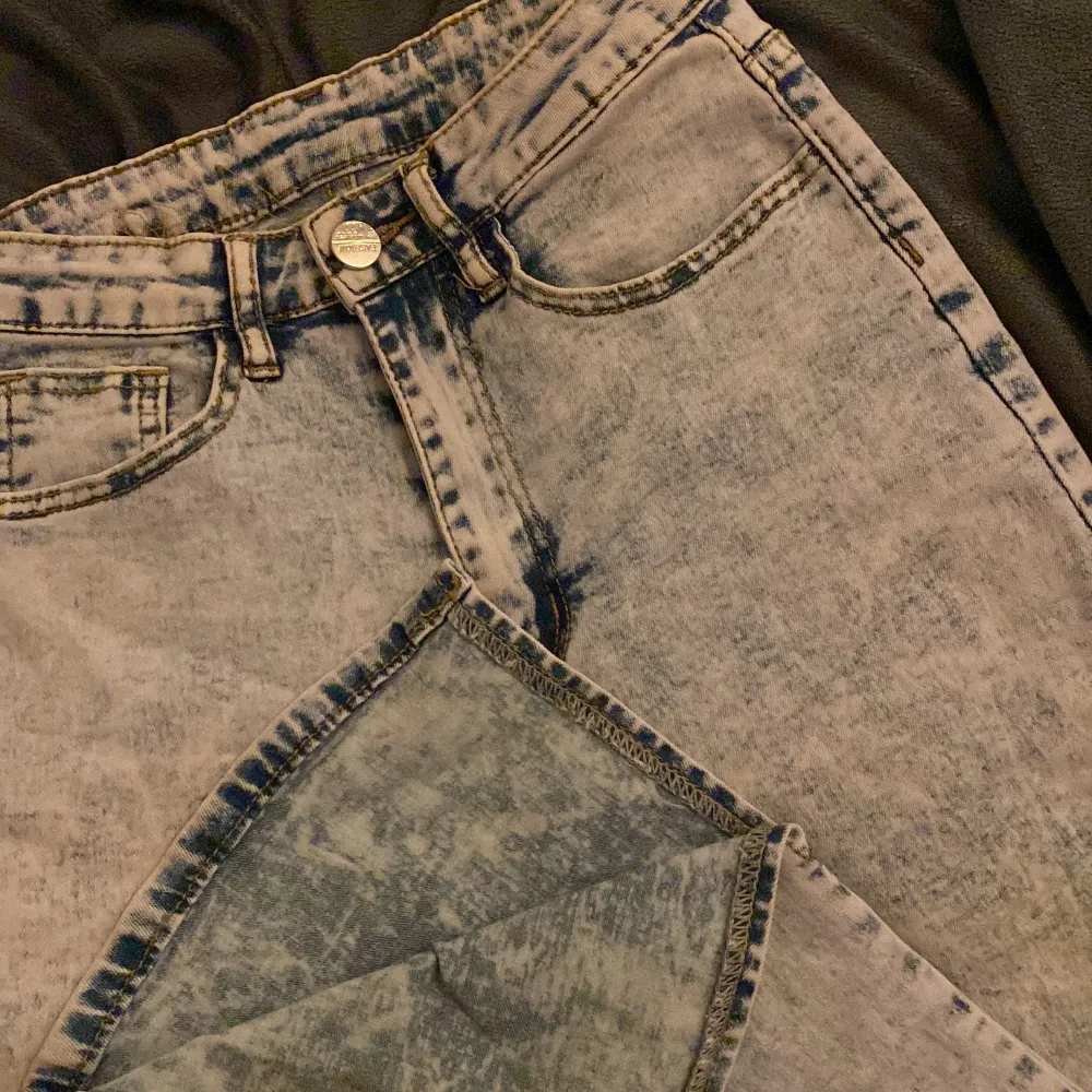 Blåa Bootcut jeans med slit, Använda en gång.. Jeans & Byxor.