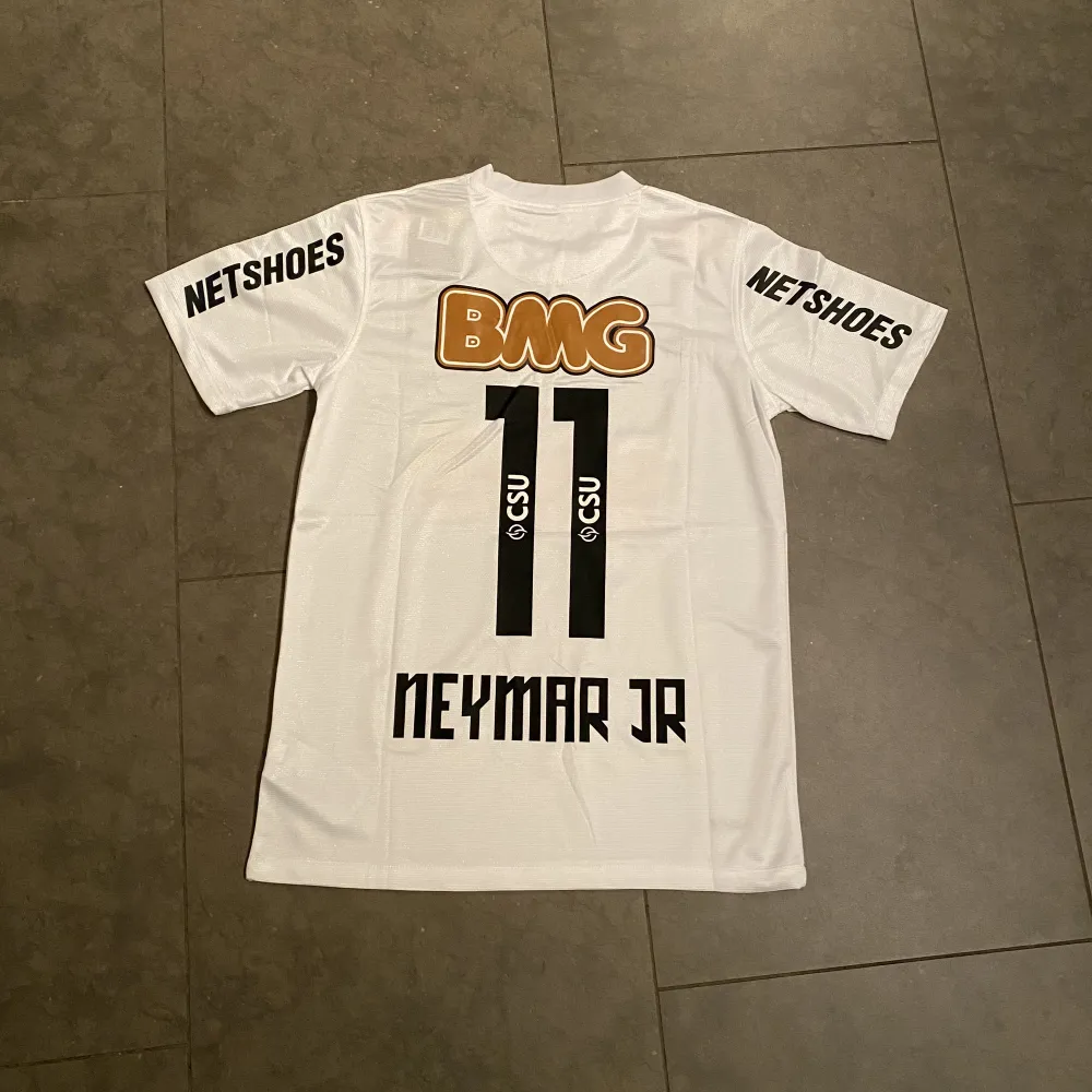 Santos tröja med Neymar #11 på ryggen. 1:1. Storlek Small, helt ny. 450kr. T-shirts.