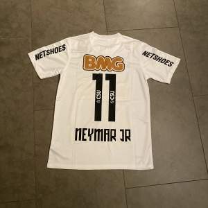Santos tröja med Neymar #11 på ryggen. 1:1. Storlek Small, helt ny. 450kr
