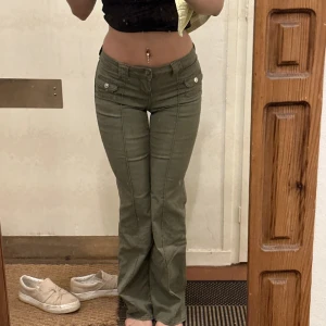 Hm lågmidjade jeans 😍 - Trendiga low waist jeansen från HM i strl 32, stretchiga passar mig som vanligtvis har 34/36. Aldrig använda 🩷  