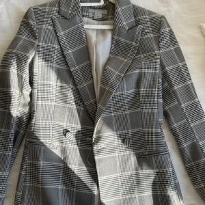 Kavaj stl XS - En grå färgad kavaj från H&M i stl XS