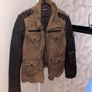 Pilotjacka - Pilotjacka med skinnärm. Militär grön  Storlek 40