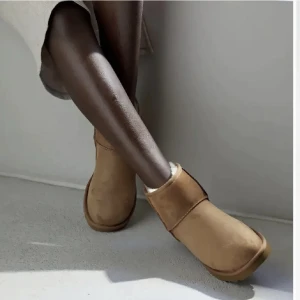 ”Uggs”  - ”Uggs” från skopunkten, använda två gånger knappt, säljer för jag köpt andra, brun beiga. Köparen står för frakten 