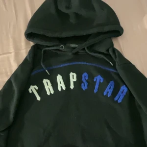 Trapstar tracksuit  - Trapstar tracksuit Storlek M,använd 5 gånger Max då den är för stor för mig,hör av er för fler bilder 
