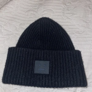 Acne mössa - BUDA I KOMENTARERNA! Lägger ut min Acne mössa för att se om det finns något intresse för den.🥰 lägg gärna pris förslag om ni skulle vara intresserade av att köpa så kan jag absolut överväga att sälja den🥰