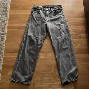 Feta loose jeans i väldigt bra skick, bara testade. Säljer för 200kr, pris diskuterbart.
