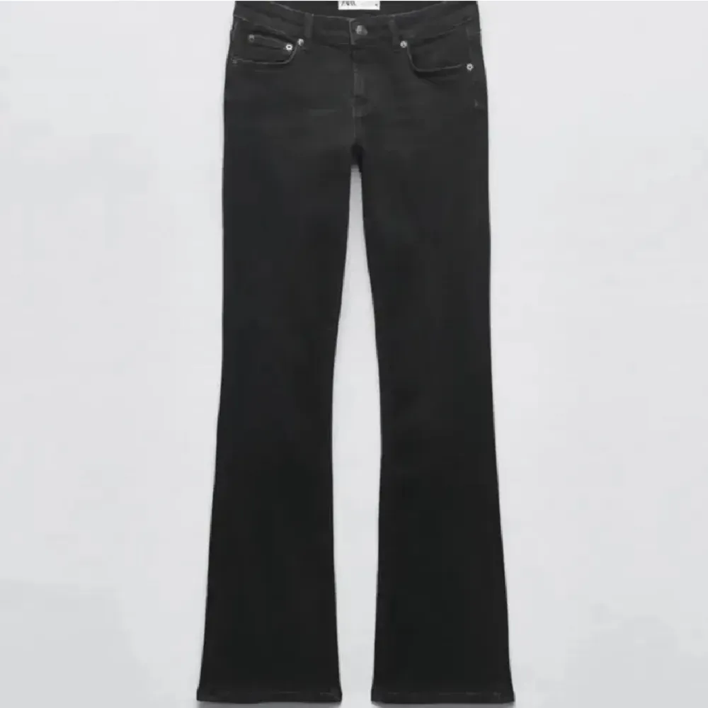 Säljer dessa ursnygga svarta lågmidjade zara jeans, då de inte längre kommer till användning!💓. Jeans & Byxor.