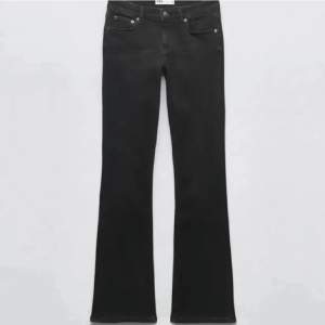 Säljer dessa ursnygga svarta lågmidjade zara jeans, då de inte längre kommer till användning!💓