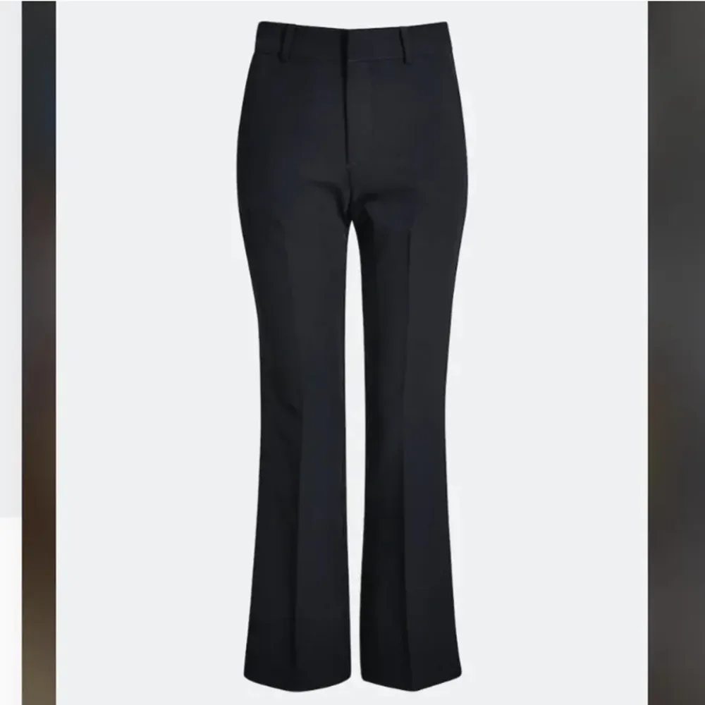 Säljer dessa fina kostymbyxor från bikbok i modellen ”Vilma”. Bra skick🤍säljer då jag har ett par till och vill bara bli av med dom🖤. Jeans & Byxor.