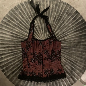 Korset från Frederick’s of Hollywood - Rosa korset m. svart/silver detaljer