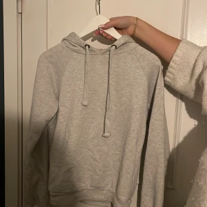 Hoodie - Grå hoodie med tjockare snören i bra skick 