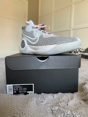 Nike KD TREY 5 IX - Helt nya basketskor andvända ett par gånger, jättesköna och stabila på spelplan. Ny pris 1200kr Om du har frågor är det bara att fråga. Priset går att diskutera.