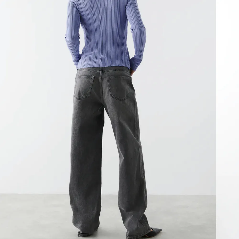 säljer dessa boyfriend jeans från ginatricot, använda fåtal gånger🥰. Jeans & Byxor.