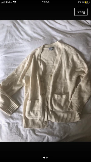 Off white stickad kofta  - Stickad kofta i gott skick. Storlek L, inte stickig. Köparen står för frakt.