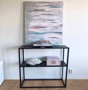 Tavla abstrakt akryl silver blå lila - Säljer vacker akryl tavla i storlek 70 x 90 cm.   Helst avhämtning, kan frakta vid behov.