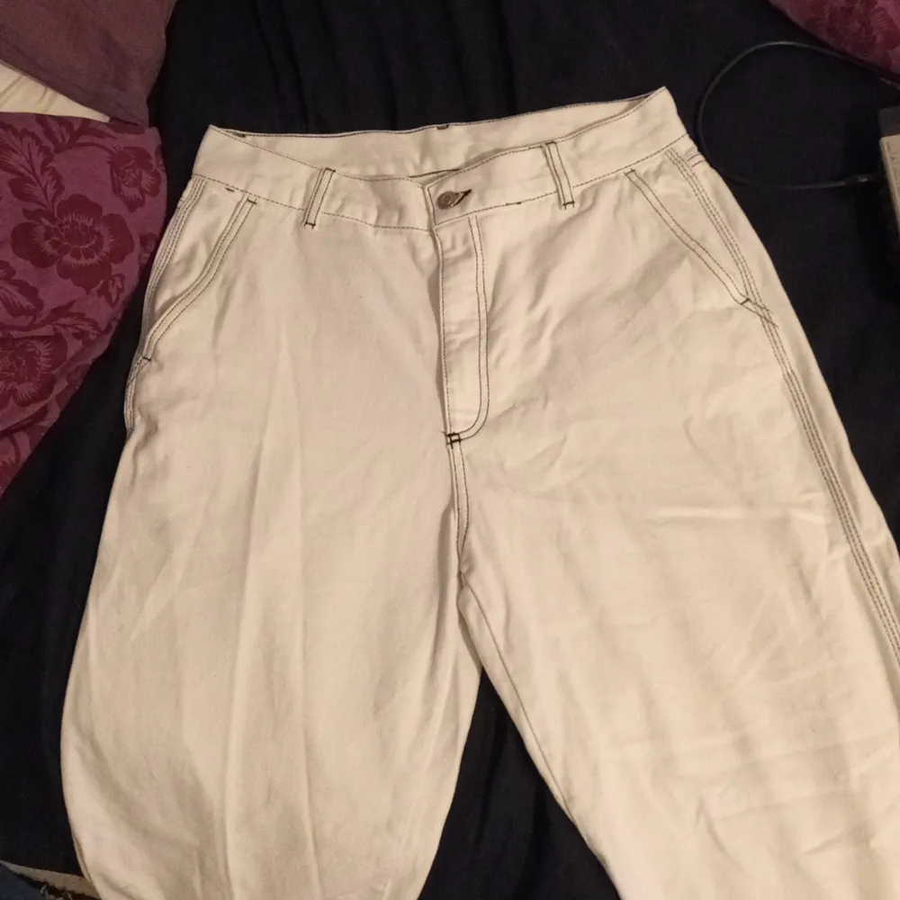 Ett par vita zara byxor jag har använt en gång. Sitter lite baggy på mig och jag är 190. Storlek EUR 40. Jeans & Byxor.
