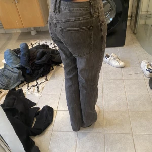 Jeans - Jeans från brandy 🩶 de är avklippta och jag är ca 159, aldrig använda 200kr