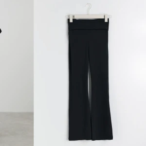 Yogapants - Gina tricot Young- yogapants! Jag är 170 och har vanligtvis S, och de i storlek 158/164 passar mig. Jag har 2 par och säljer nu det ena. 