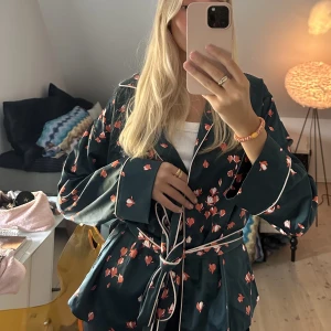 Silkes pyjamas - Knappt använd, därav toppen skick. Går att använda som pyjamas eller till vardags. Frakt tillkommer