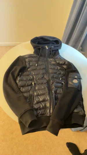 Moncler cardigan  - säljer på grund av att jag har tröttnat på den, den är typ som ny förutom att det finnns ett litet hål i på ärmens in sida men det syns inte. Kvitto finns, qr kod funkar men den har inte nfc på grund av att den är gjord 2016 