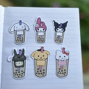Boba stickers 🧋  - Söta klistermärken designade av mig!  8 kr/styck, 5 st för 35 kr, 10 st för 65 kr  🩵🩵 Frakten tillkommer på 15 kr