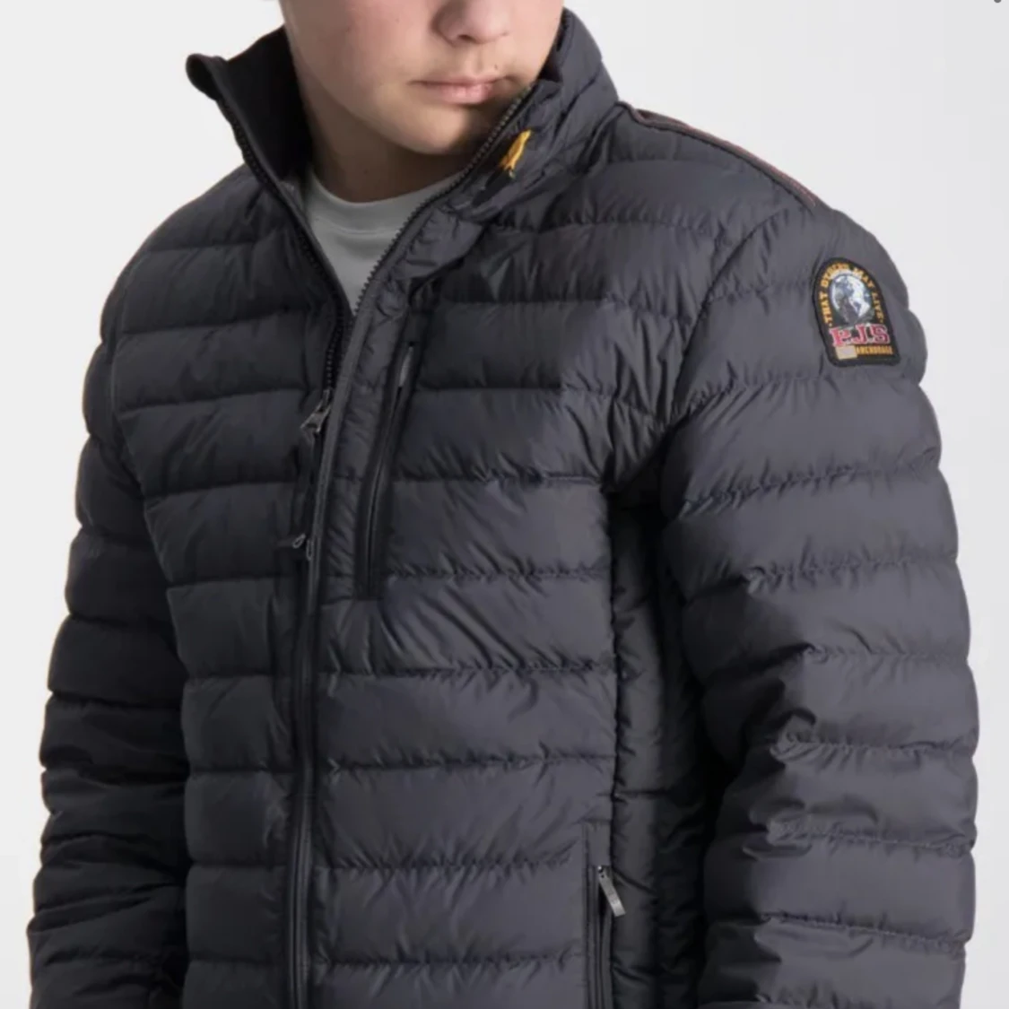  Säljer pjs parajumper jacka storlek Y-M mörkblå både tjejer och killar kan använda den från kidsbrandstore. - 90