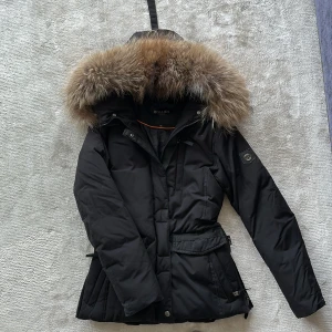 Hollies vinter jacka 36 - Vinterjacka Hollies, stlr 36 i svart. Använd en säsong och därav i nyskick. 