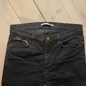 Svarta jeans från Day Birger et Minnelsen. Något urtvättade. Går kanske att sy om till lågmidjade. Står storlek W:31 men skulle säga att de är storlek S/M.