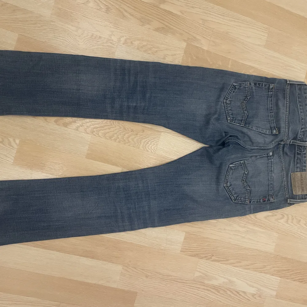 Replay jeans i fint skick. Storlek w29/ L32.  Finns ett litet hål vid fickan på baksidan av byxorna, kan säkert fixas. Syns knappt. . Jeans & Byxor.