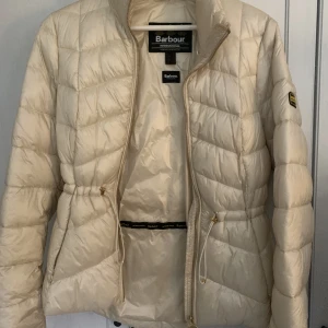 Barbour jacka  - Jacka från barbour, använd 1 gång, bra skick!🤍 storlek 36 