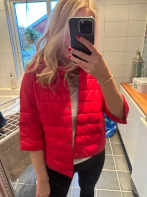 Jacka - Säljer denna snygga & trendiga trekvartsjacka i röd😍då den inte kommer till användning, använt ett fåtal gånger🫶🏻 frakt ingår 