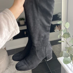 Svarta boots - Skit snygga svarta boots som tyvärr är för små, använda några gånger bara och är i som nyskick 