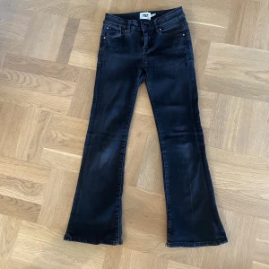 140 JEANS  - Nu säljer jag dom här fina jeansen från lager 157 pga att de har blivit för små💕100kr + frakt 🚚📦 !tryck INTE på köp nu!