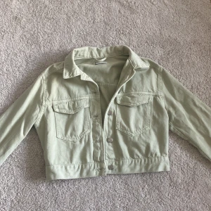 Jeansjacka  - En kort ljus grågrön jacka. Storlek xs. Knappt använd☺️