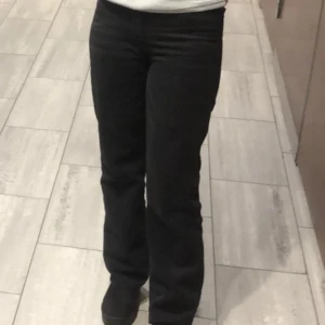 Svarta jeans - Raka svarta, mid Waisted jeans  Knappt använda, storlek s  