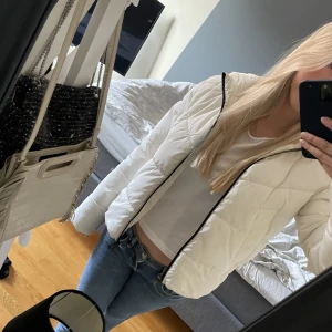 Vit vinter jacka  - Säljer min så snygga helt nya vita vinter jacka. Fodrad så den är verkligen super varm, aldrig andvänd💗💗 jag som brukar ha s passar den perfekt på, lite större modell💗