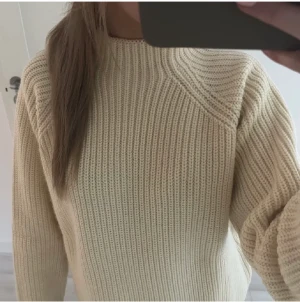 stickad tröja  - Säljer denna super fina och mysiga stickade tröjan ifrån ZARA 🩷 Använd bara nåra få gånger och är fint skick 🩷