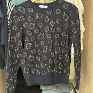 Other stories tröja  - Super cool mörkblå stickad från other stories i storlek S. Pris kan diskuteras vid snabb affär, köp för 400kr🩷