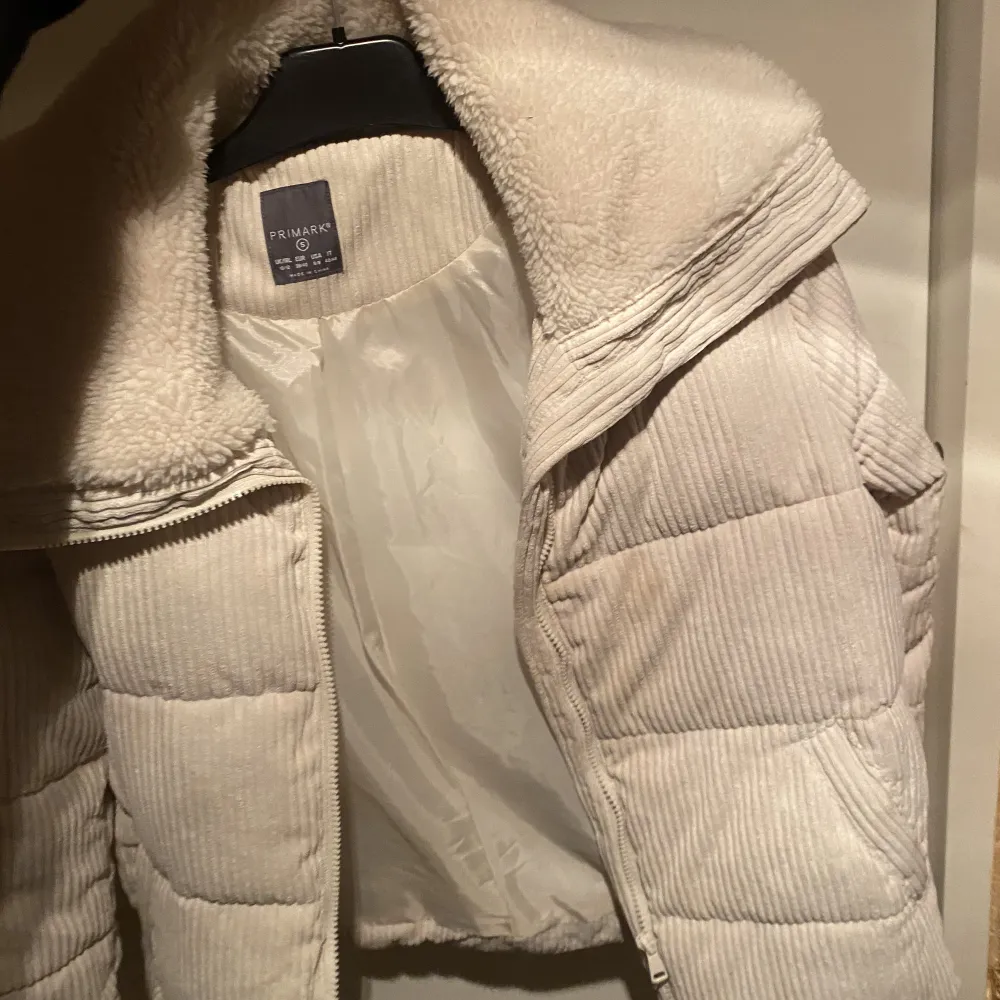 Jackan är köpt på Primark för ca 4 år sedan, dock knappt använd. Superfin och perfekt nu till hörsägen/vinter❤️‍🔥 Det som finns på jackan är en liten fläck den syns knappt. (Se bild 2) där av priset. Jackor.