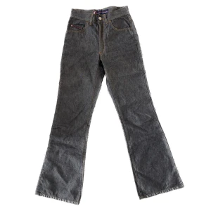 Coola byxor - Så coola, lite nästan skimrande ”material” lite grå silver så nice!  Tyvärr försmå för mig. Strlk 27, mått; 33cm i midjan (mätt rakt över ) och 80cm i innerbenslängd