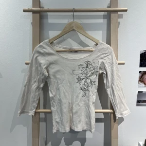 Supersöt långärmad från okänt märke! - Säljer denna jättesöta långärmade tröjan från okänt märke då lapparna var avklippta när jag köpte den!! Hör av dig för fler bilder❣️